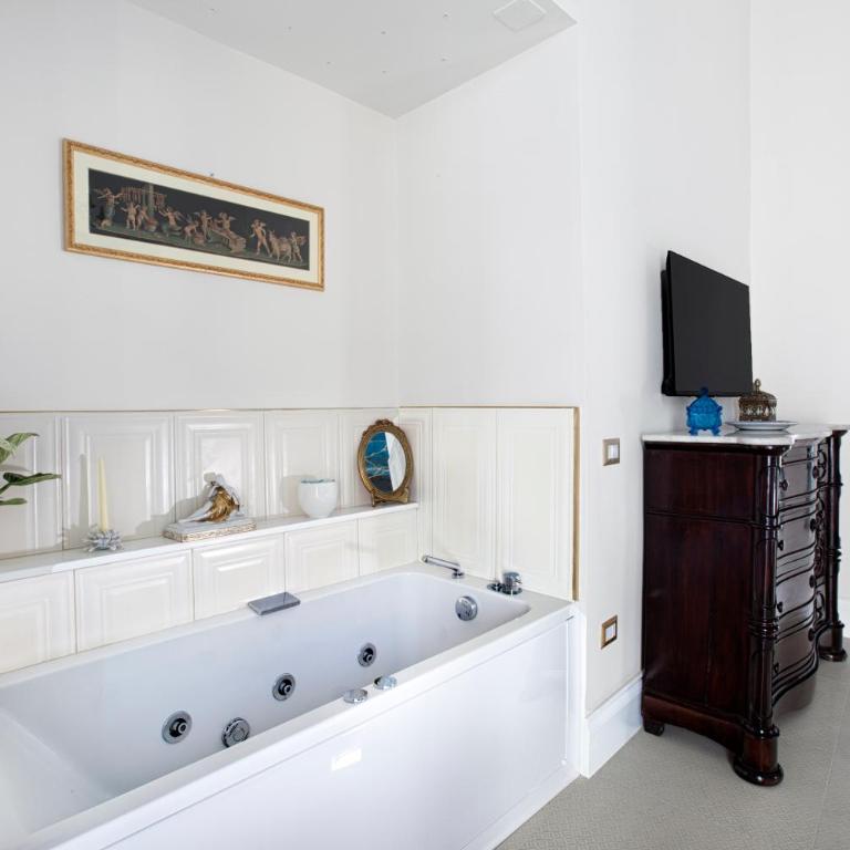 Grace Suites Sorrento - King Room with Spa Bath - 7