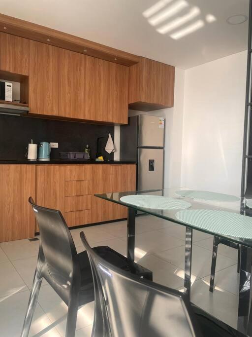Bonito Departamento con Wifi y AC en Equipetrol - One-Bedroom Apartment - 9