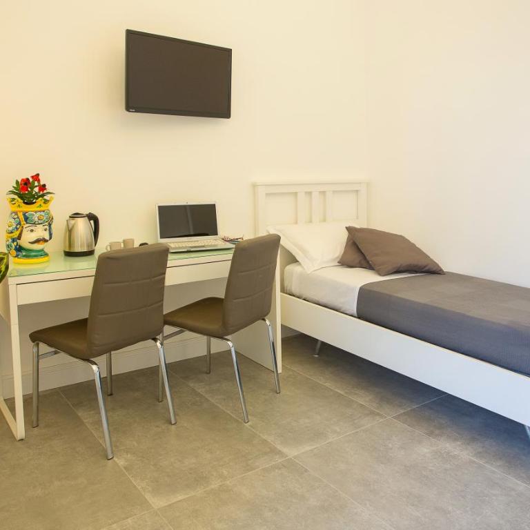 Palazzo Bruca Catania - Triple Room with Balcony - 4