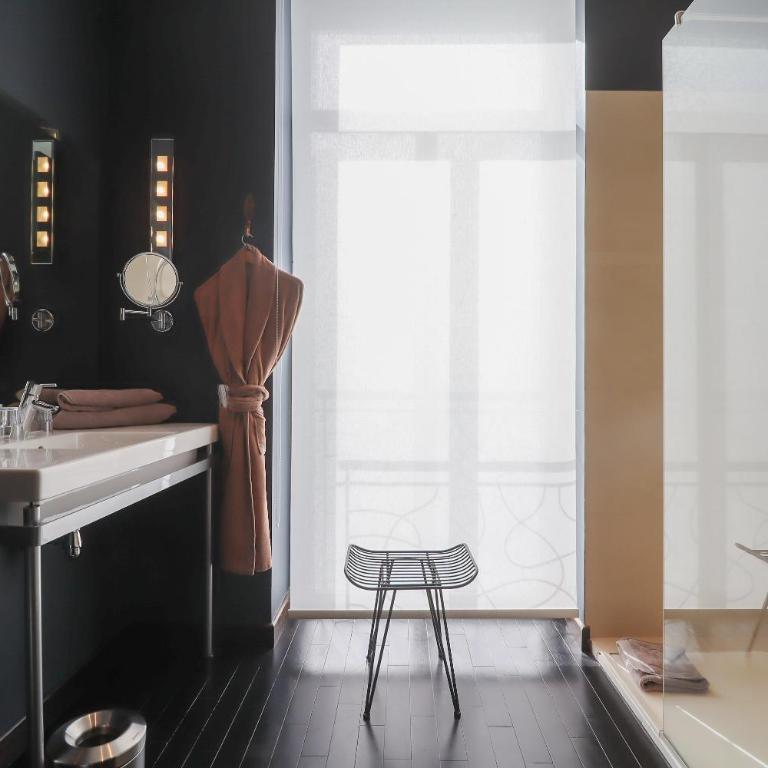 Boa Hotel - BW Signature Collection - Lille Centre Gares - Chambre Quadruple avec Lit King-Size et Canapé-Lit - Non-Fumeurs - 4
