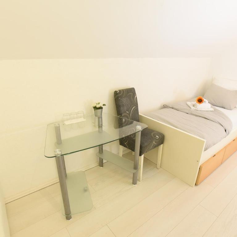 Zelena Dolina - Basic Triple Room with Shared Bathroom - 1