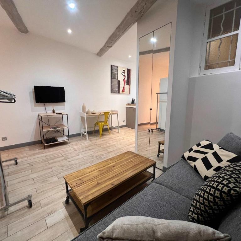 B032 Grand studio au marche Forville - Appartement - 2