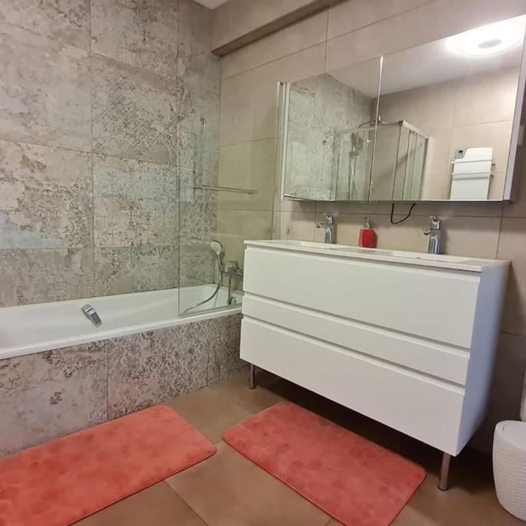 Appartement avec terrasse, piscine et garage à 400m plage - Appartement 3 Chambres - 13
