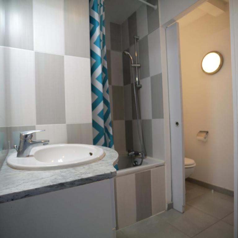 Maison avec piscine 10 couchages - Four-Bedroom House - 9