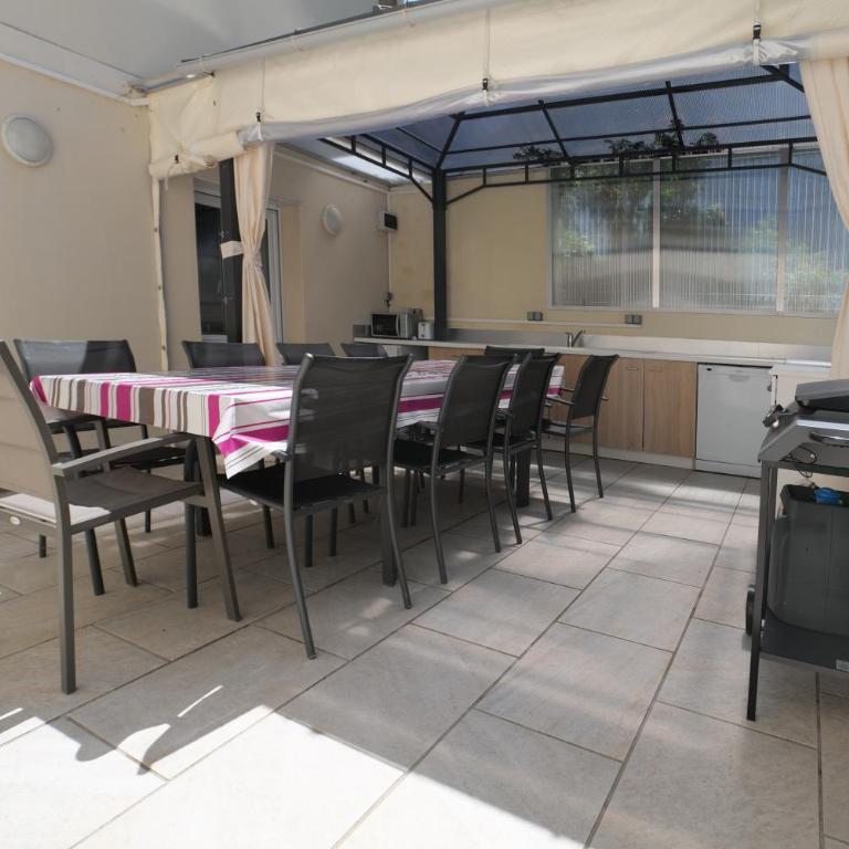 Maison avec piscine 10 couchages - Four-Bedroom House - 23