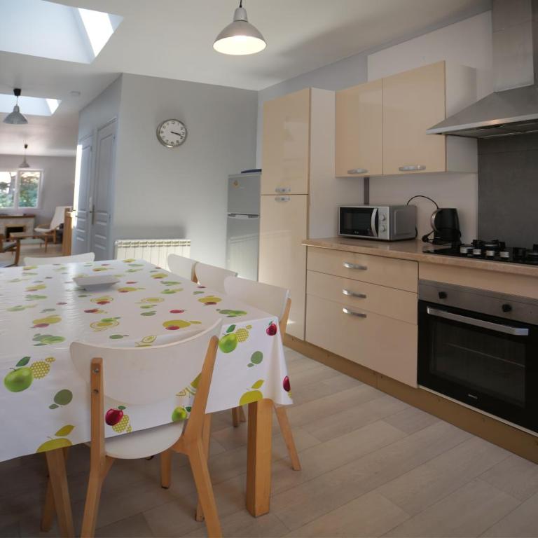 Maison avec piscine 10 couchages - Four-Bedroom House - 8