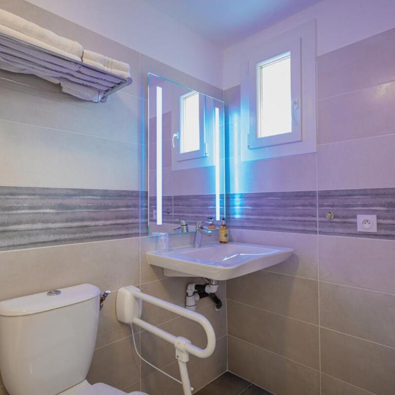 Hotel de la Plage - Chambre Double - Accessible aux Personnes à Mobilité Réduite - 1