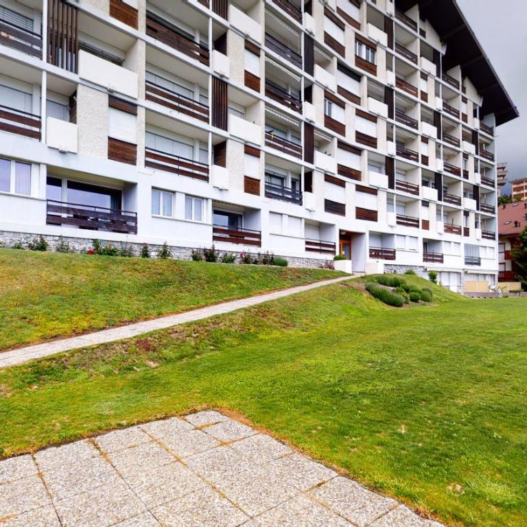 Superbe appartement rénové avec vue dégagée - Two-Bedroom Apartment - 9