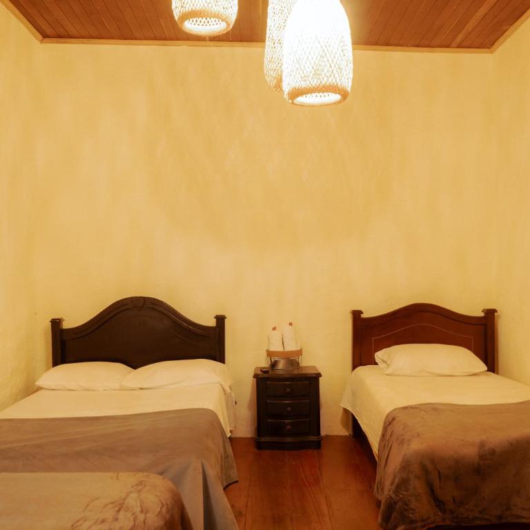 Hotel Colonial Abejorral - Habitación Cuádruple Económica con baño compartido - 2