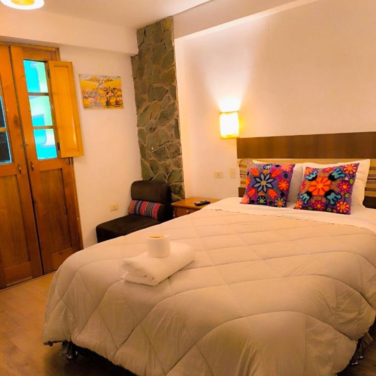 hostal Balcon de Piedra - Habitación con cama grande y balcón - 2