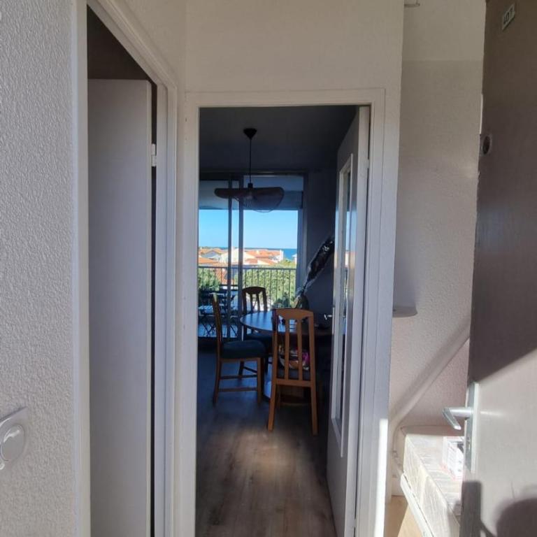 Le Corail Grand studio Vue mer avec loggia - Plage et port à 5 min à pied - parking privatif - Draps et ménage inclus - Apartment with Sea View - 10