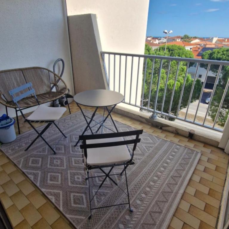 Le Corail Grand studio Vue mer avec loggia - Plage et port à 5 min à pied - parking privatif - Draps et ménage inclus - Apartment with Sea View - 1