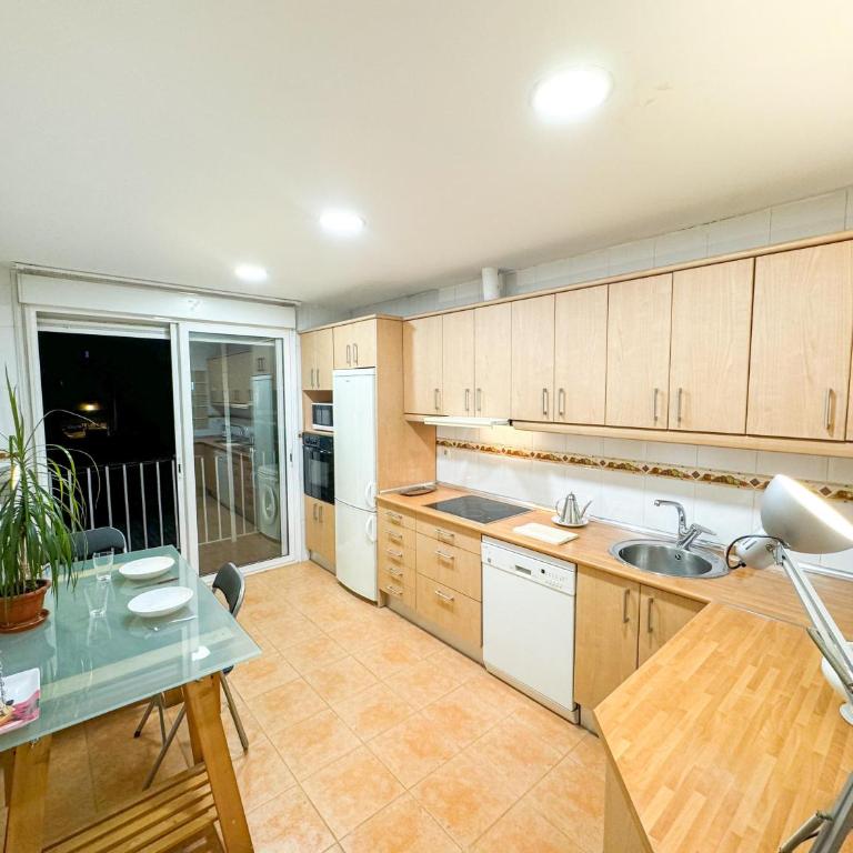Step to El Pilar 2 Turistea - Three-Bedroom Apartment - 8