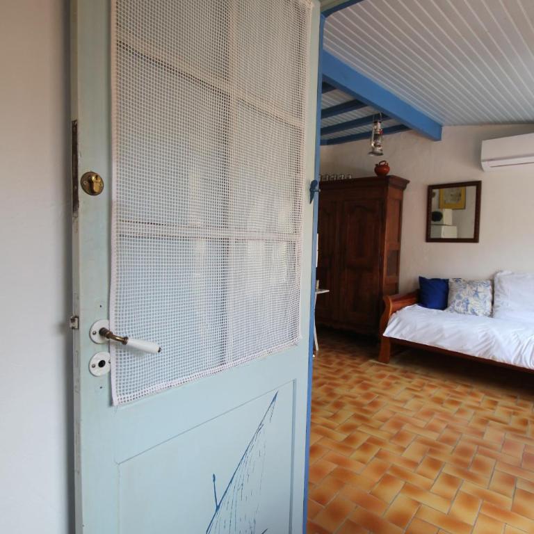 Le Poisson Bleu - One-Bedroom Apartment - 7