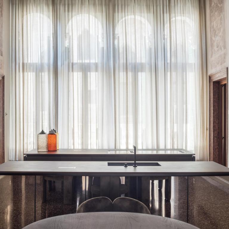 Noble Floor Art Apartment R&R - Four-Bedroom Apartment with Balcony - 26