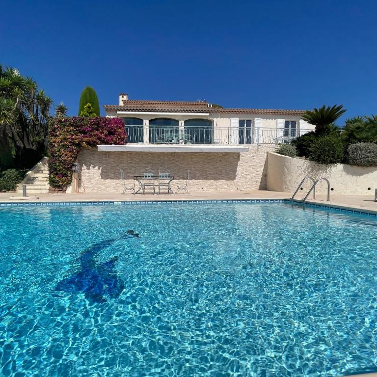 Luxe et calme avec vue mer panoramique à Antibes - Villa avec Piscine Privée - 13