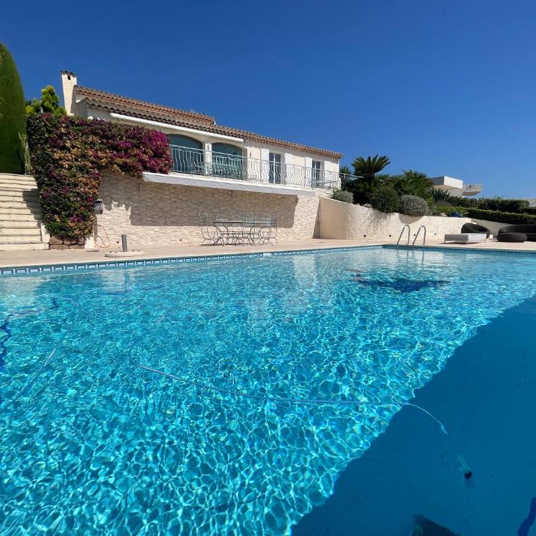 Luxe et calme avec vue mer panoramique à Antibes - Villa avec Piscine Privée - 11