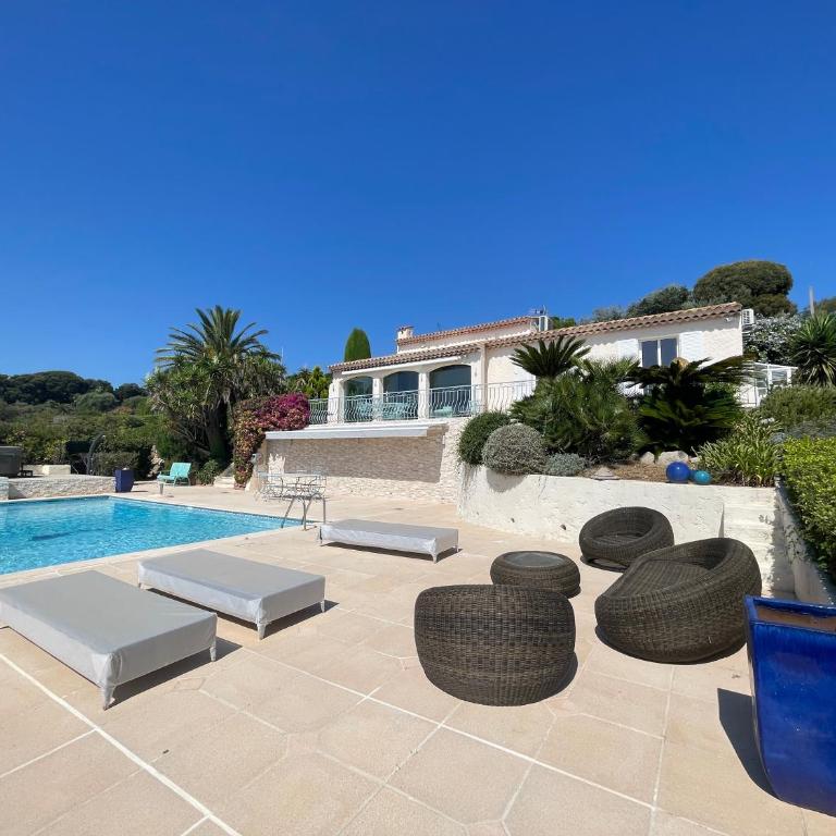 Luxe et calme avec vue mer panoramique à Antibes - Villa avec Piscine Privée - 12