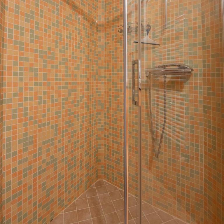 257b - Villetta Maiso - Vista Mare, Giardino e Piscina Privata a 2 minuti di auto dalle spiagge e mare - PARCHEGGIO PRIVATO INCLUSO - Appartamento con 3 Camere da Letto - 57