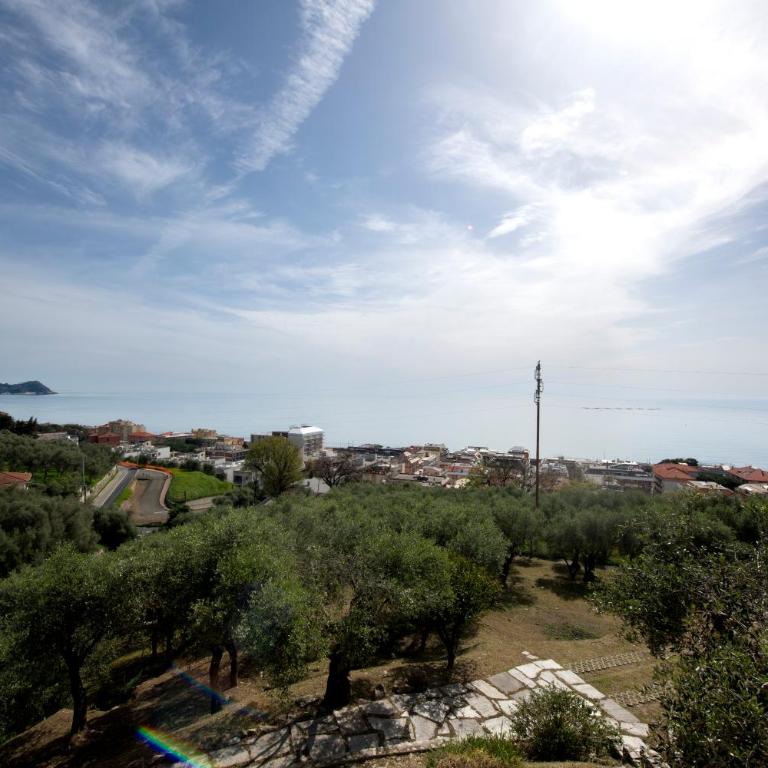 257b - Villetta Maiso - Vista Mare, Giardino e Piscina Privata a 2 minuti di auto dalle spiagge e mare - PARCHEGGIO PRIVATO INCLUSO - Appartamento con 3 Camere da Letto - 88