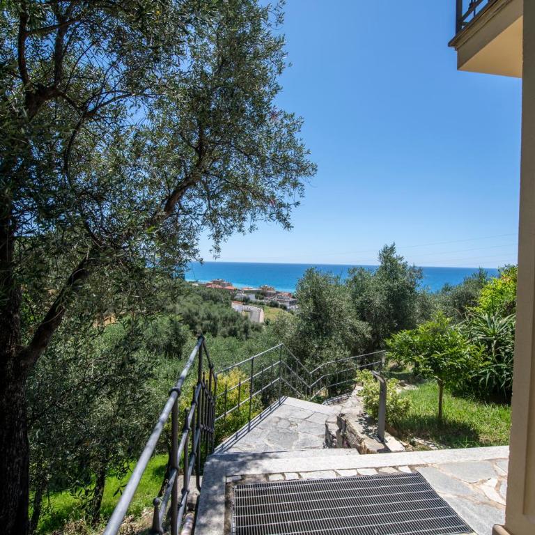 257b - Villetta Maiso - Vista Mare, Giardino e Piscina Privata a 2 minuti di auto dalle spiagge e mare - PARCHEGGIO PRIVATO INCLUSO - Appartamento con 3 Camere da Letto - 97