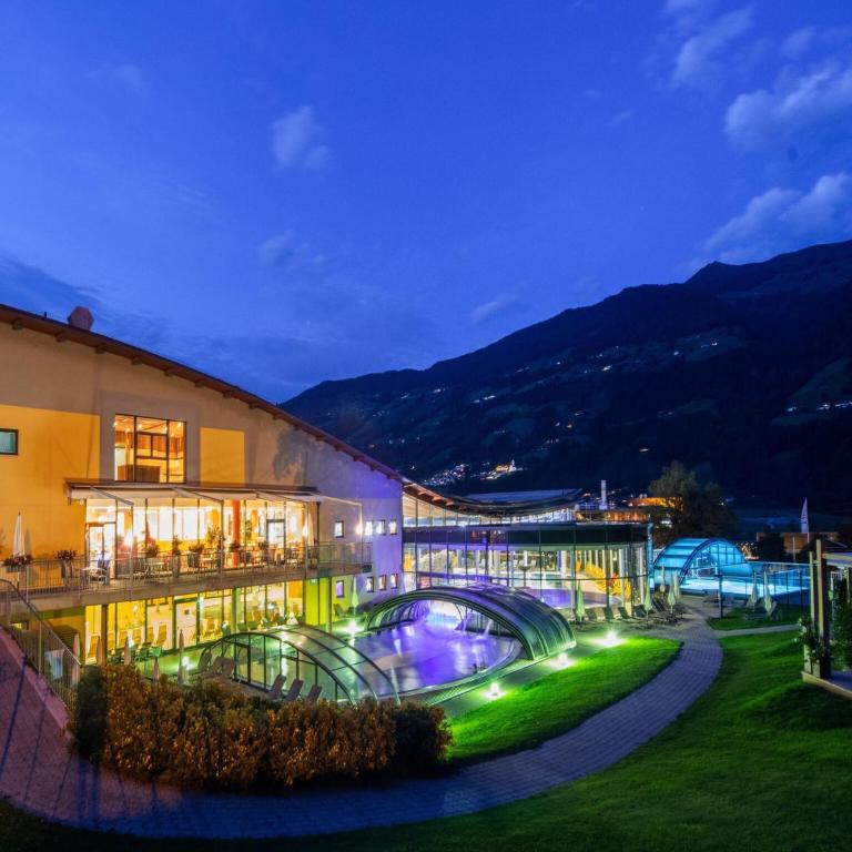 Chalet in Fügen near Spieljoch Ski Lift - Ferienhaus mit 4 Zimmern - 26