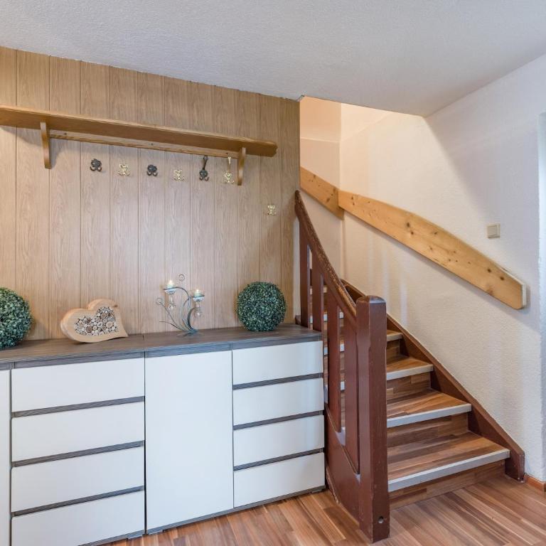 Chalet in Fügen near Spieljoch Ski Lift - Ferienhaus mit 4 Zimmern - 8