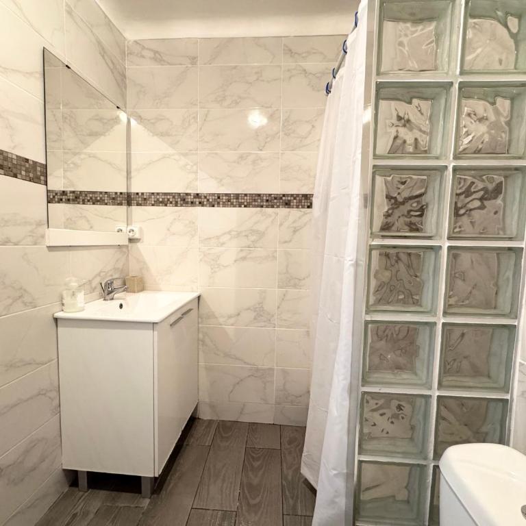 Apartsalou Bilbao - One-Bedroom Apartment - 4