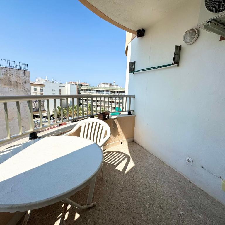 Apartsalou Bilbao - One-Bedroom Apartment - 8