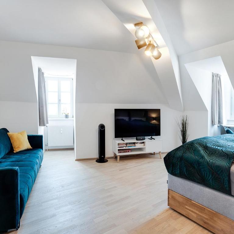 Altstadt View Suite - 2BR at Jakominiplatz & Free Parking by HERO HOMES Graz - Two-Bedroom Apartment with City View - 2