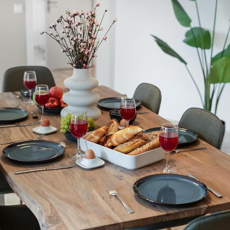 Spacious Quiet Family Suite - 2BR & Free Parking in Altstadt by HERO HOMES Graz - Two-Bedroom Apartment - 17
