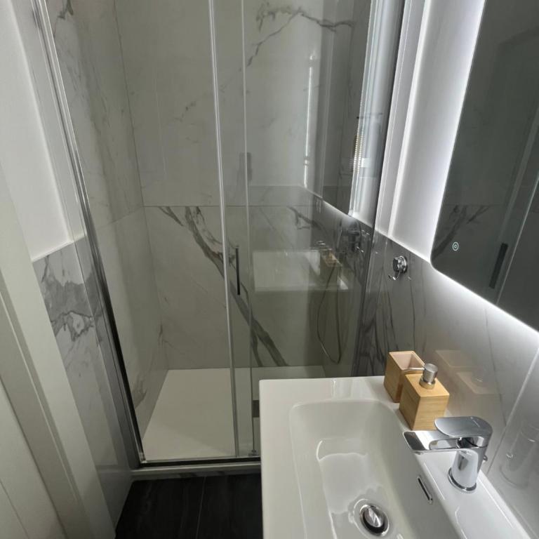 LODI Modern House - Camera Matrimoniale con Bagno Privato Esterno - 2