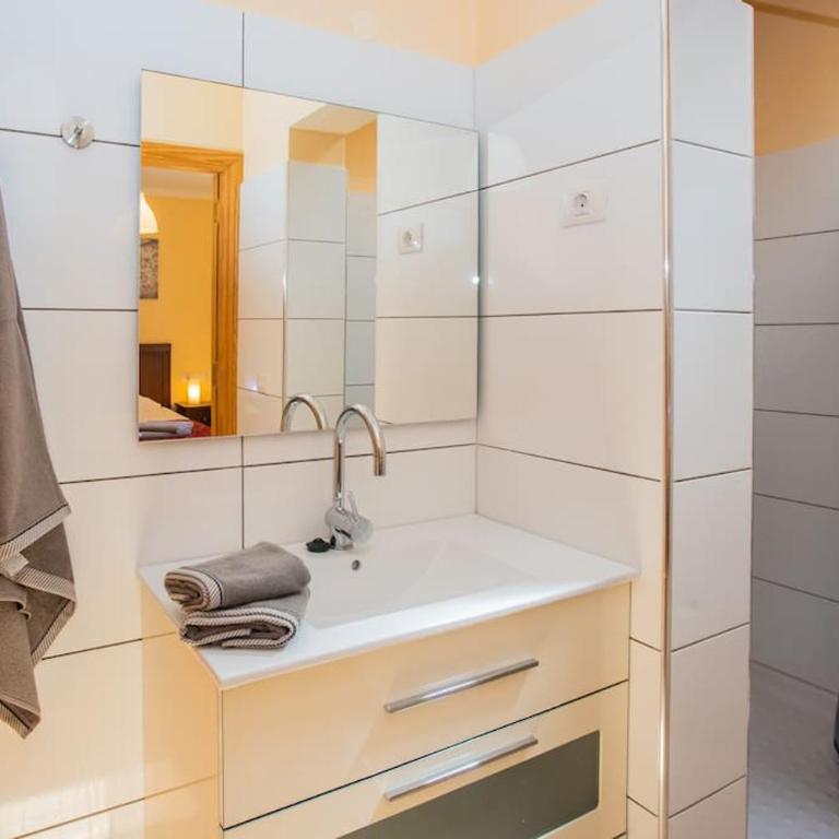 Villa Aleksandra Spacious for 8 guests, Heated Pool, Mountain Views - Casa de 4 dormitorios - 65