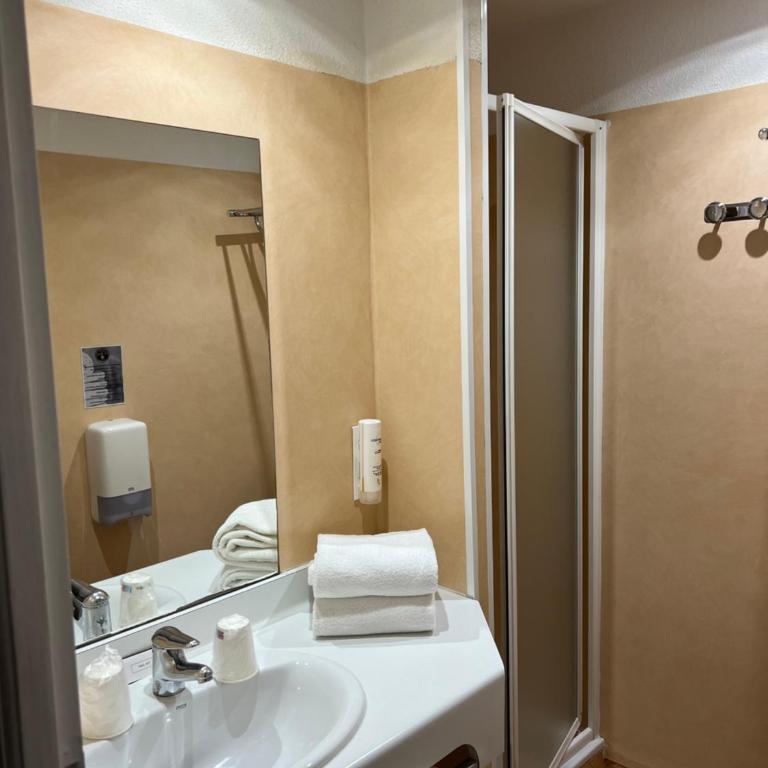Le Regina Hôtel et restaurant Canet-plage - Chambre Double ou Lits Jumeaux Standard - 9