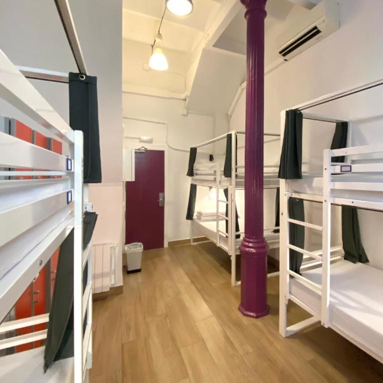 Safestay Barcelona Gothic - Bed in 6-Bed Mixed Dorm Shared Bathroom - 11