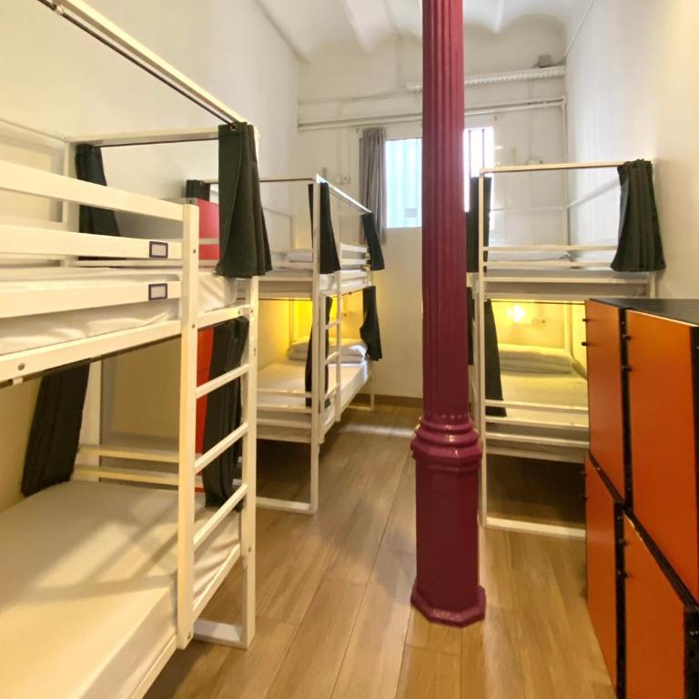 Safestay Barcelona Gothic - Bed in 6-Bed Mixed Dorm Shared Bathroom - 13