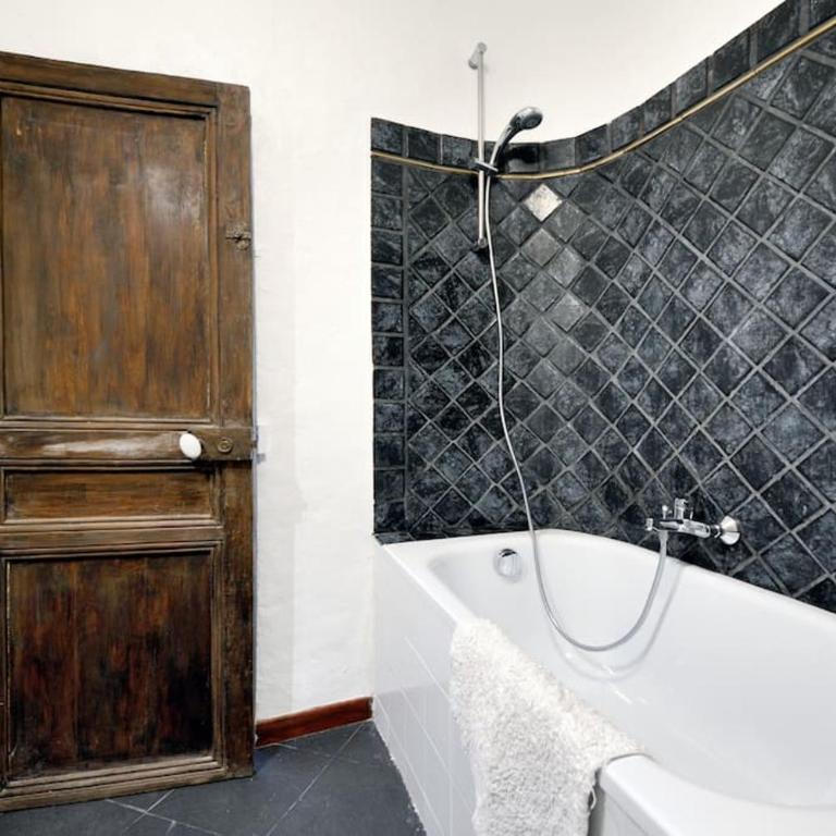 Appartement Vieille ville 55 m2 avec Terrasse 16m2 et 2chambres Vraie Climatisation - Apartment mit 2 Schlafzimmern und Terrasse - 2