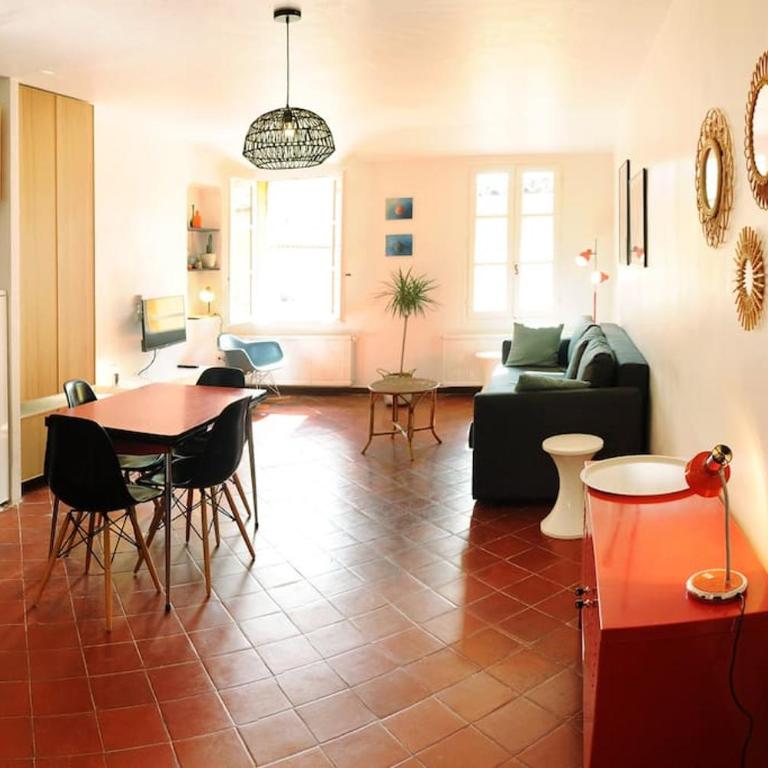 Appartement Vieille ville 55 m2 avec Terrasse 16m2 et 2chambres Vraie Climatisation - Apartment mit 2 Schlafzimmern und Terrasse - 16