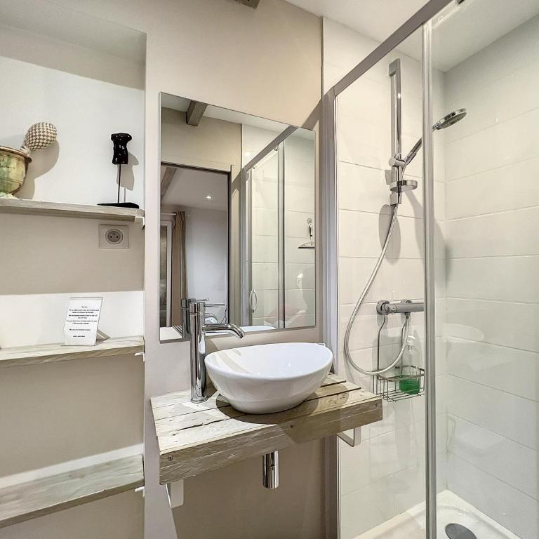 La maison blanche Intra-Muros Free parking - Suite - 17
