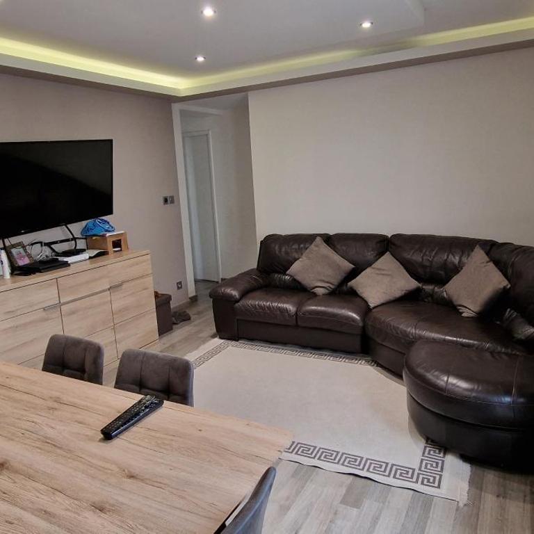 Centre 2 - Three-Bedroom Apartment - 1