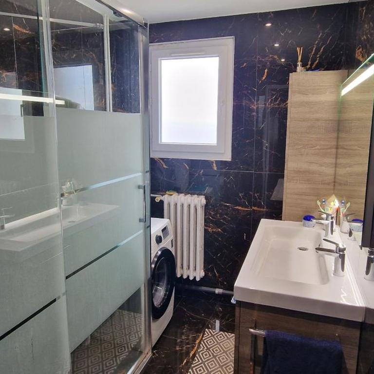 Centre 2 - Three-Bedroom Apartment - 6