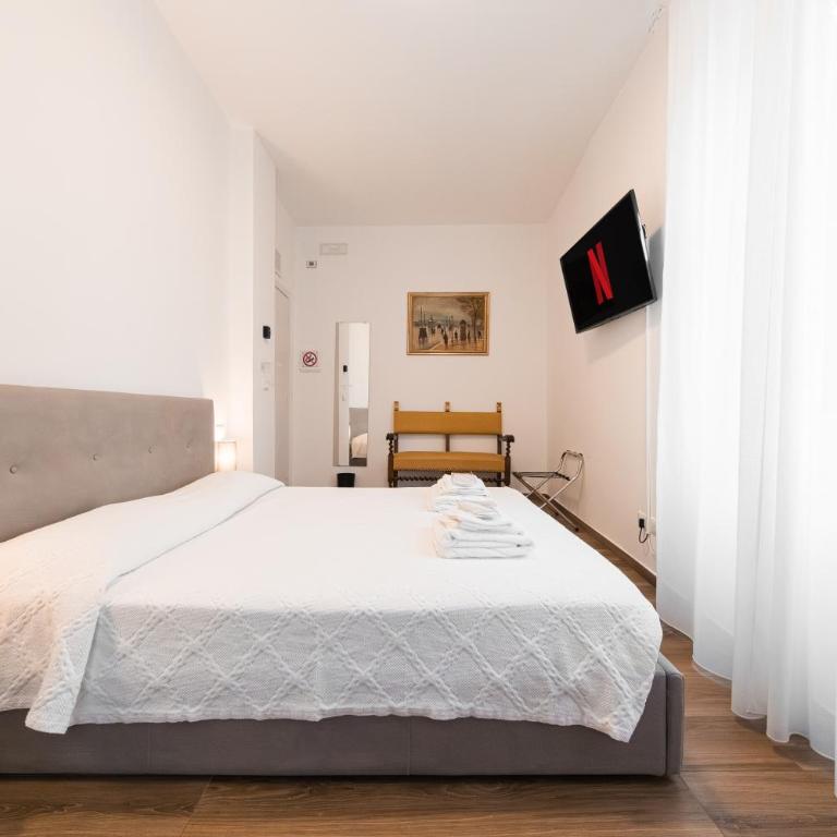 New - Venturini Suites in Bologna Centre - Deluxe Queen Room - 3