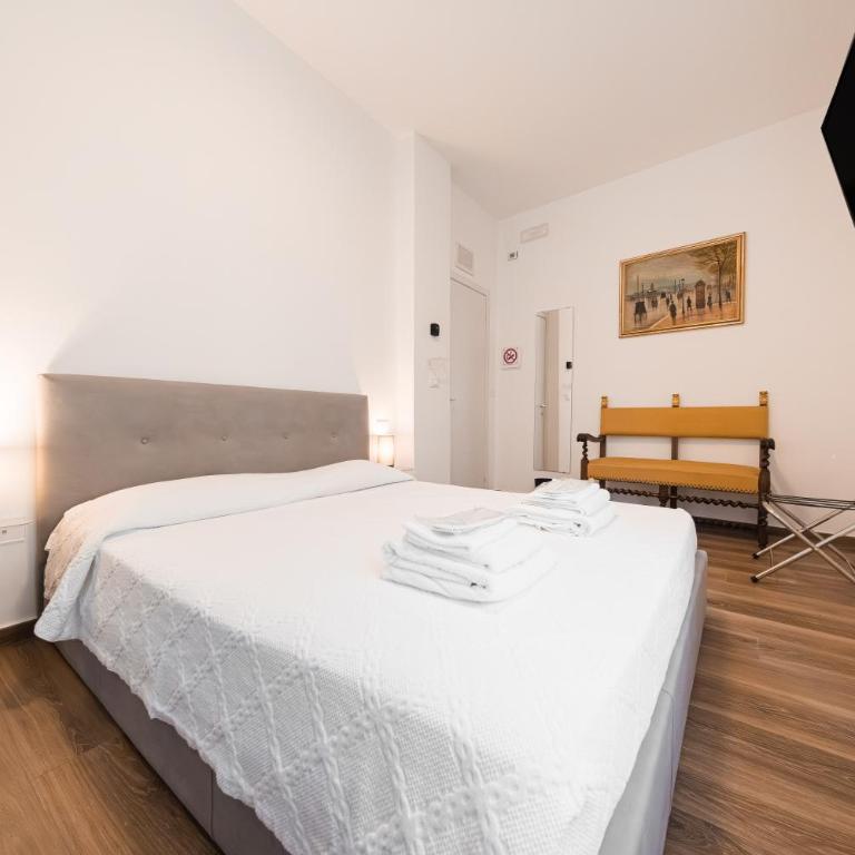 New - Venturini Suites in Bologna Centre - Deluxe Queen Room - 4