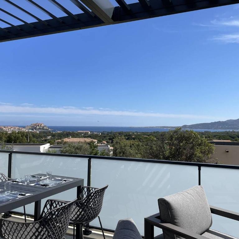 Magnifique T2 vue sur la baie de Calvi - One-Bedroom Apartment with Sea View and Terrace - 14