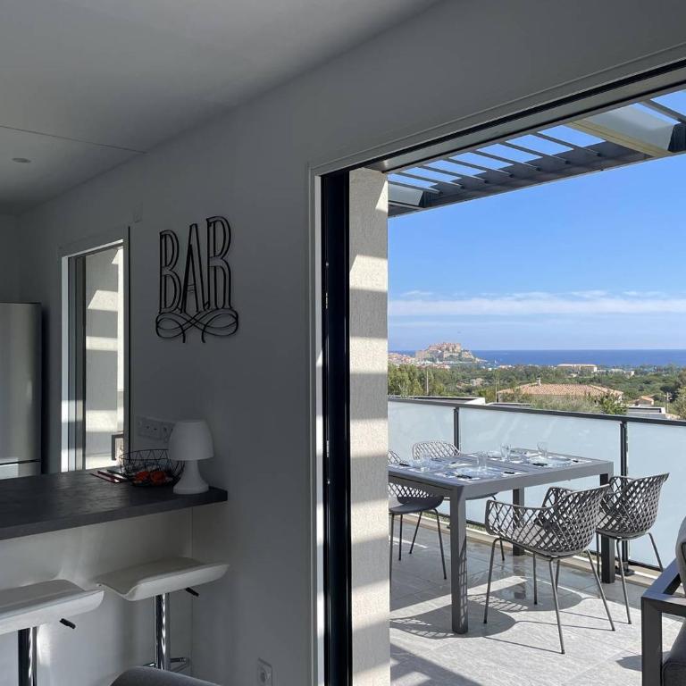 Magnifique T2 vue sur la baie de Calvi - One-Bedroom Apartment with Sea View and Terrace - 9