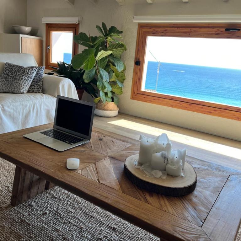 Precioso Apartamento Boutique El Amante - Habitación con cama grande y vistas al mar - 3
