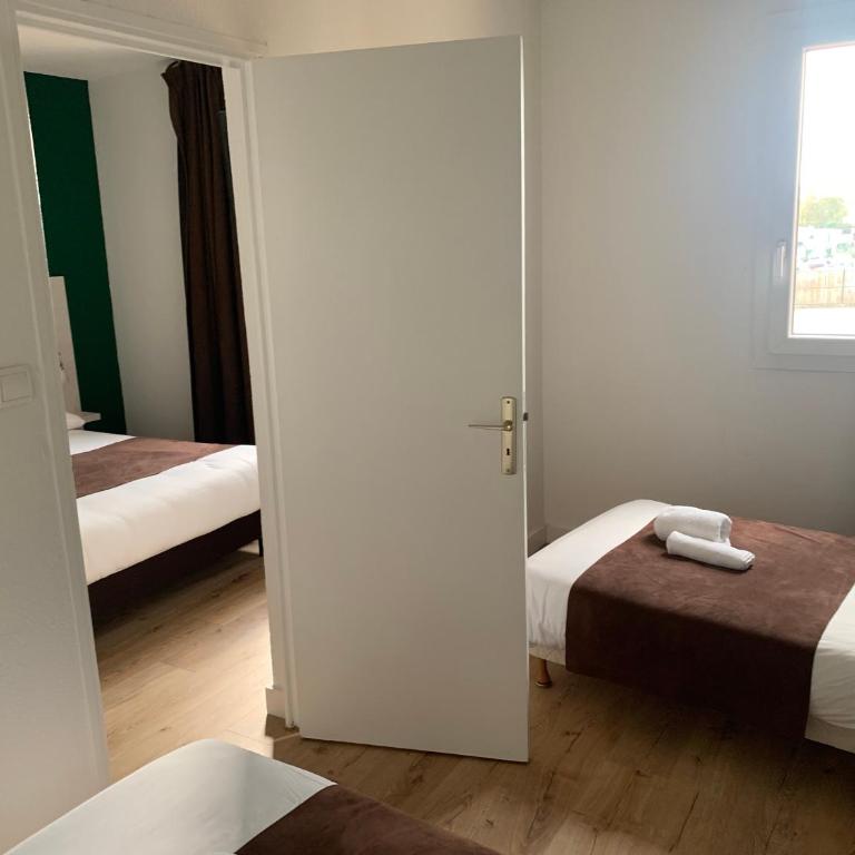 Contact Hôtel des États-Unis - Quadruple Room - 4