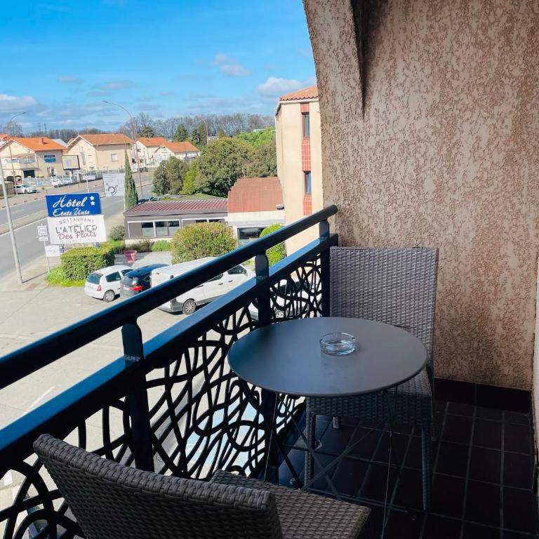 Contact Hôtel des États-Unis - Double Room with Balcony - 4