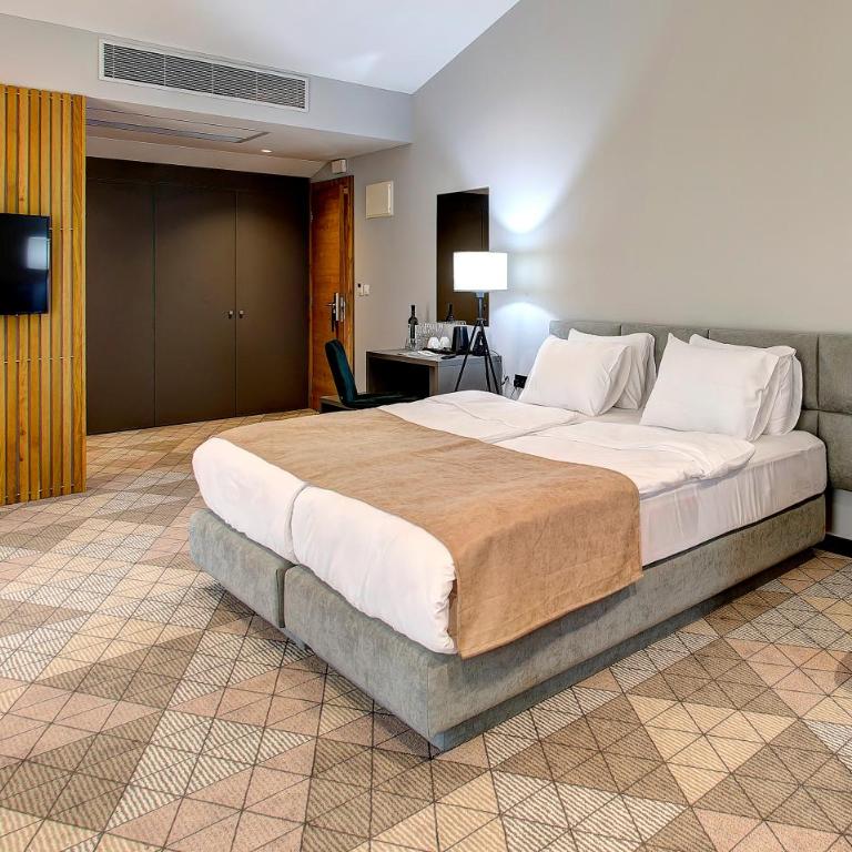 Hotel Emporia Mostar - Triple Room with View - 4