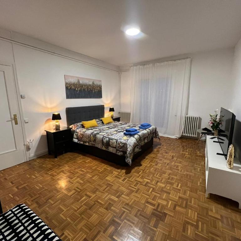 Habitaciones Rambla - Quadruple Room with Shared Bathroom - 5